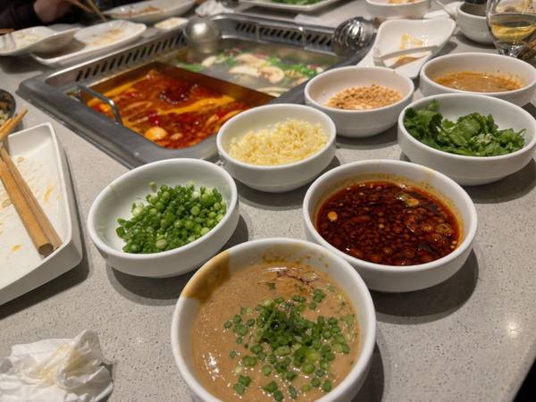 하이디라오 소스 조합과 훠궈 테이블 사진 1