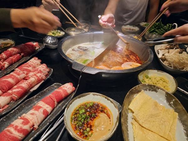 하이디라오 소스 조합과 훠궈 테이블 사진 3