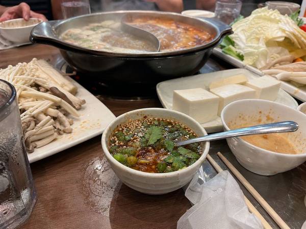 하이디라오 소스 조합과 훠궈 테이블 사진 5