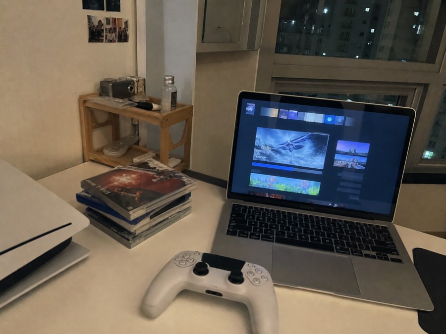플스 디스크와 디지털 다운로드 전환을 생각하게 하는 책상 사진